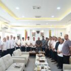 Wakil Gubernur Aceh Fadhlullah (Dek Fadh) bersama Plt. Sekda Aceh Taufik dan jajaran SKPA foto bersama usai melakukan kunjungan silaturahmi ke DPRA untuk memperkuat sinergi eksekutif dan legislatif, Banda Aceh, Rabu (26/8/2026). Foto: Dok. DPRA