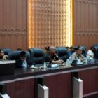 Wakil Gubernur Aceh Fadhlullah (Dek Fadh) menyampaikan jawaban dan tanggapan Pemerintah Aceh terhadap pendapat Banggar DPRA atas Rancangan Qanun Pertanggungjawaban Pelaksanaan APBA Tahun Anggaran 2025 dalam Rapat Paripurna DPRA, Kamis (27/8/2026). Foto: Dok. DPRA