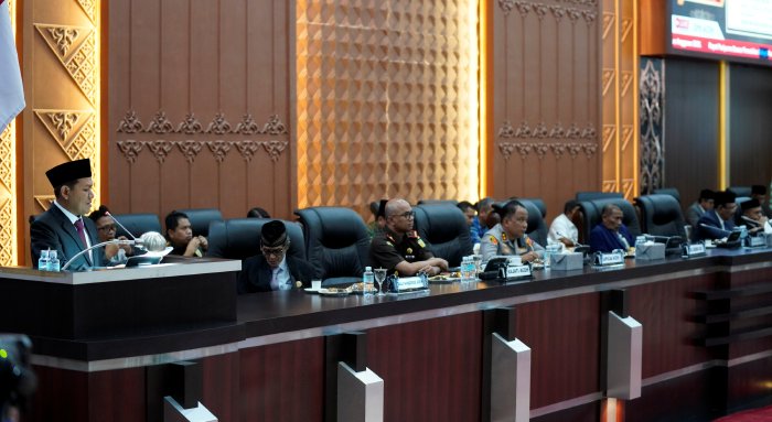 Wakil Gubernur Aceh Fadhlullah (Dek Fadh) menyampaikan jawaban dan tanggapan Pemerintah Aceh terhadap pendapat Banggar DPRA atas Rancangan Qanun Pertanggungjawaban Pelaksanaan APBA Tahun Anggaran 2025 dalam Rapat Paripurna DPRA, Kamis (27/8/2026). Foto: Dok. DPRA