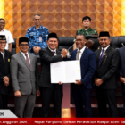 Wakil Gubernur Aceh Fadhlullah (Dek Fadh) menyerahkan dokumen pendapat akhir Pemerintah Aceh dalam Rapat Paripurna DPRA terkait Pertanggungjawaban Pelaksanaan APBA Tahun Anggaran 2025, Kamis (27/8/2026). Foto: Dok. DPRA