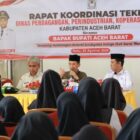 Bupati Aceh Barat Tarmizi SP, MM didampingi Asisten Perekonomian dan Pembangunan Setdakab Aceh Barat Wistha Nowar, S.Pt., M.Si. memimpin Rapat Koordinasi bersama jajaran Disperindagkop Aceh Barat untuk membahas pengembangan UMKM, Meulaboh, Rabu (26/8/2026). Foto: Dok. Pemkab Aceh Barat