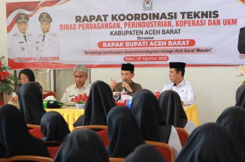 Bupati Aceh Barat Tarmizi SP, MM didampingi Asisten Perekonomian dan Pembangunan Setdakab Aceh Barat Wistha Nowar, S.Pt., M.Si. memimpin Rapat Koordinasi bersama jajaran Disperindagkop Aceh Barat untuk membahas pengembangan UMKM, Meulaboh, Rabu (26/8/2026). Foto: Dok. Pemkab Aceh Barat