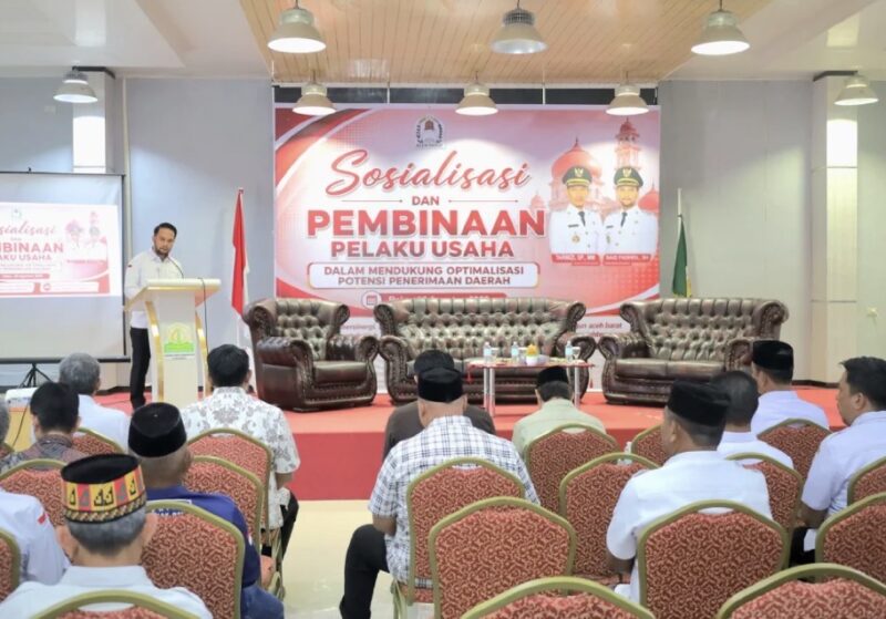 Wakil Bupati Aceh Barat Said Fadheil, S.H. membuka kegiatan sosialisasi dan pembinaan pelaku usaha dalam rangka mendukung optimalisasi penerimaan daerah di Aula Cabdin, Desa Lapang, Kecamatan Johan Pahlawan, Rabu (26/8/2026). Foto: Dok. Pemkab Aceh Barat