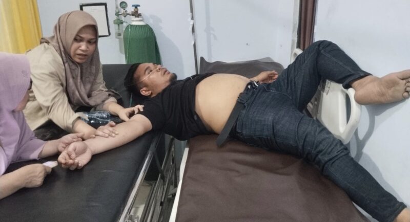 Wartawan Haiqal Al Fikri saat menjalani perawatan di RS Cut Meutia Kota Lhokseumawe setelah diduga menjadi korban kekerasan saat melerai kericuhan pertandingan sepak bola di Aceh Utara, Kamis (27/8/2026). Foto: Dok. Istimewa 