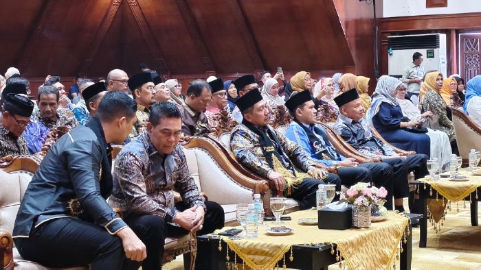 Bupati Aceh Besar H. Muharram Idris menghadiri pelantikan Pengurus Persaudaraan Pidie Raya (PIRA) periode 2026-2029 yang dirangkai dengan peringatan Maulid Nabi Muhammad SAW di Anjong Mon Mata, Banda Aceh, Kamis (27/8/2026). Foto: Dok. MC Aceh Besar
