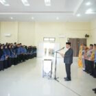 Wakil Bupati Aceh Besar Drs Syukri menyerahkan Surat Keputusan dan pengambilan sumpah Pegawai Negeri Sipil (PNS), serta pelantikan dalam jabatan Fungsional di lingkungan Pemkab Aceh Besar di Aula SKB Kota Jantho, Kamis (27/8/2026). Foto: Dok. MC Aceh Besar