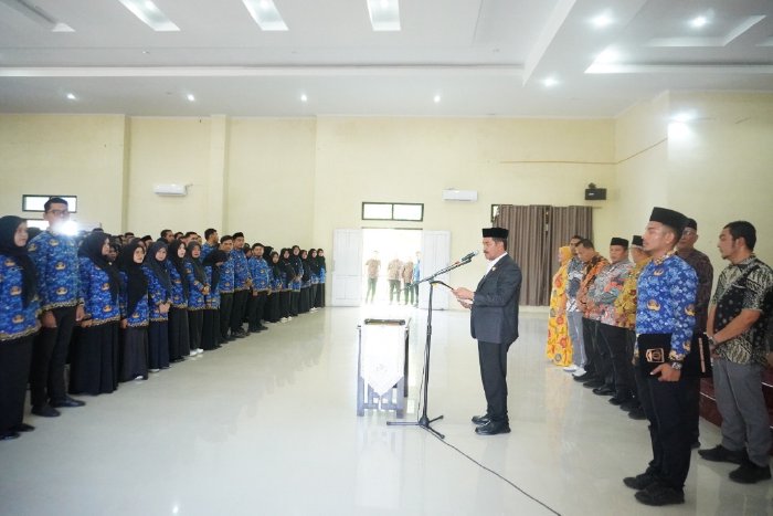 Wakil Bupati Aceh Besar Drs Syukri menyerahkan Surat Keputusan dan pengambilan sumpah Pegawai Negeri Sipil (PNS), serta pelantikan dalam jabatan Fungsional di lingkungan Pemkab Aceh Besar di Aula SKB Kota Jantho, Kamis (27/8/2026). Foto: Dok. MC Aceh Besar