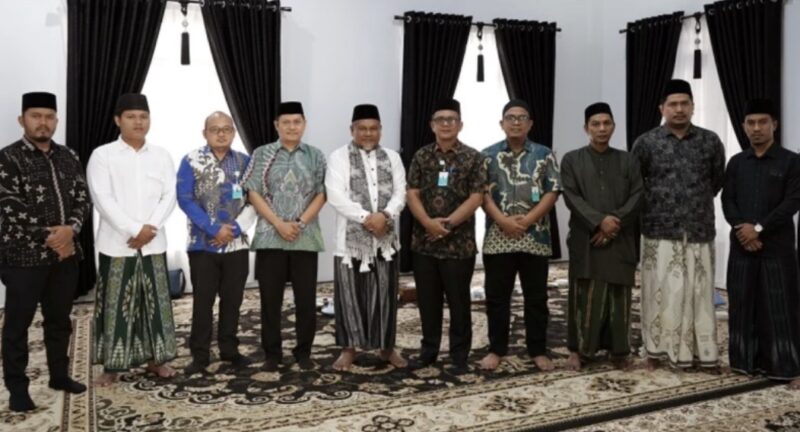 Wakil Direktur Umum Administrasi Umum dan Keuangan RSUD Meuraxa, Darwis, SKM., M.Kes., bersama jajaran manajemen bersilaturahmi dengan Pimpinan Dayah Thalibul Huda Bayu, Tgk. H. Hasbi Albayuni (Abi Bayu), membahas kerja sama rujukan kesehatan santri, Kamis (27/8/2026). Foto: Dok. Diskominfo Kota Banda Aceh