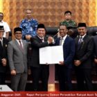 Wakil Gubernur Aceh Fadhlullah (Dek Fadh) menyerahkan dokumen pendapat akhir Pemerintah Aceh dalam Rapat Paripurna DPRA terkait Pertanggungjawaban Pelaksanaan APBA Tahun Anggaran 2025, Kamis (27/8/2026). Foto: Dok. DPRA