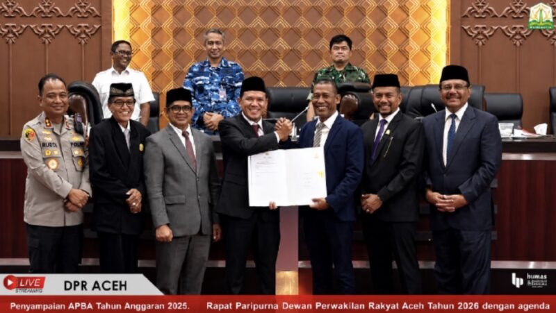 Wakil Gubernur Aceh Fadhlullah (Dek Fadh) menyerahkan dokumen pendapat akhir Pemerintah Aceh dalam Rapat Paripurna DPRA terkait Pertanggungjawaban Pelaksanaan APBA Tahun Anggaran 2025, Kamis (27/8/2026). Foto: Dok. DPRA