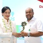 Direktur Utama Bank Aceh Syariah Fadhil Ilyas menerima KEJAR Award OJK Pusat 2026 dari Ketua Dewan Komisioner OJK Friderica Widyasari Dewi dalam rangkaian Puncak Hari Indonesia Menabung dan Bulan Literasi Keuangan 2026 di Sekolah Rakyat 13 Bekasi, Jumat (28/8/2026). Foto: Dok. Istimewa