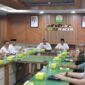 Plt. Sekda Aceh, Taufik, ST, M.Si, didampingi Asisten Perekonomian dan Pembangunan Sekda Aceh, Ir. T. Robby Irza, S.SiT, MT, saat memimpin Rapat Percepatan Penugasan Pelayaran Kapal Ro-Ro Pelabuhan Krueng Geukueh - Penang yang diikuti para Kepala SKPA/Biro terkait, di Ruang Rapat Sekda Aceh, Banda Aceh, Jum'at, (28/8/2026). Foto: Dok. Biro Adpim Setda Aceh 
