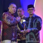 Plt. Sekda Aceh, Taufik, ST, M.Si, mewakili Gubernur Aceh menerima penghargaan kategori Kolaborator Strategis dalam Penanganan Bencana Aceh dengan tema 
