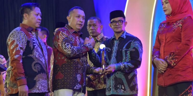 Plt. Sekda Aceh, Taufik, ST, M.Si, mewakili Gubernur Aceh menerima penghargaan kategori Kolaborator Strategis dalam Penanganan Bencana Aceh dengan tema 