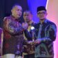 Plt. Sekda Aceh, Taufik, ST, M.Si, mewakili Gubernur Aceh menerima penghargaan kategori Kolaborator Strategis dalam Penanganan Bencana Aceh dengan tema 