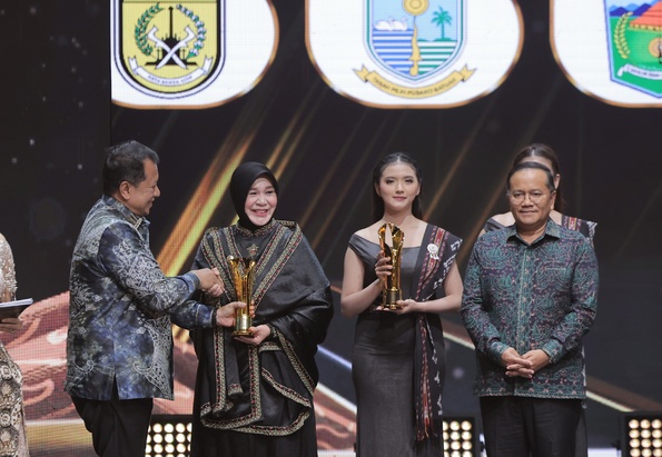 Wali Kota Banda Aceh Illiza Sa’aduddin Djamal menerima apresiasi Pemimpin Daerah Award 2026 kategori Inovasi Daerah di iNews Tower, Jakarta, Kamis (27/8/2026). Foto: Dok. Prokopim Kota Banda Aceh