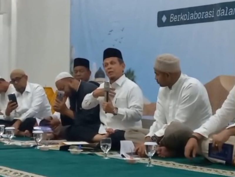 Ustaz Fakhruddin Lahmuddin menyampaikan kajian tafsir Surat Yasin dalam Kajian Dakwah malam Jumat di Pendopo Wali Kota Banda Aceh, Kamis (27/8/2026). Foto: Dok. Diskominfo Kota Banda Aceh
