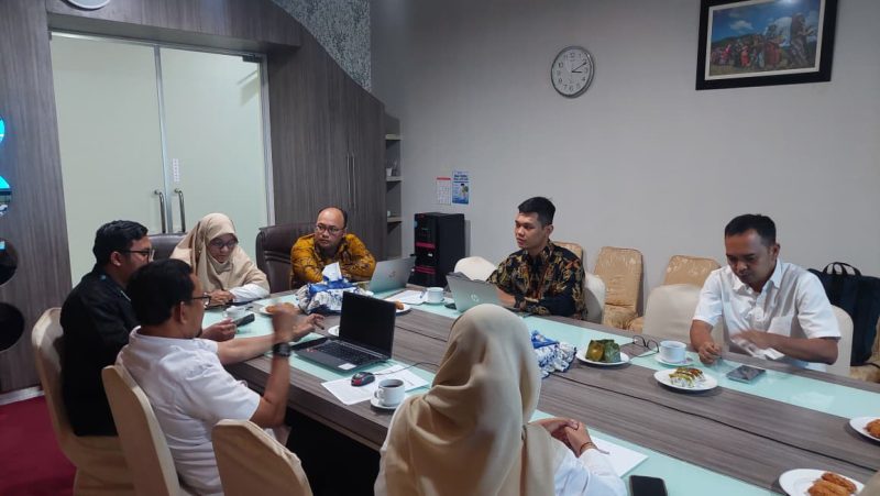 Tim KemenPAN-RB bersama jajaran Diskominfotik Kota Banda Aceh mengikuti audiensi implementasi dasar hukum dan praktik baik pengelolaan pengaduan masyarakat di Banda Aceh, Rabu (26/8/2026). Foto: Dok. Diskominfo Kota Banda Aceh