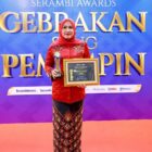 Ketua TP-PKK Aceh Marlina Usman, mendapatkan penghargaan sebagai Srikandi Pemulihan Aceh, pada malam penganugerahan Serambi Awards 2026, yang berlangsung di Auditorium Academic Center Dayan Dawood, Sabtu (29/8/2026) malam. Foto: Dok. Biro Adpim Setda Aceh 