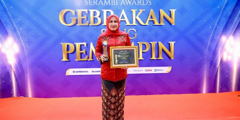 Ketua TP-PKK Aceh Marlina Usman, mendapatkan penghargaan sebagai Srikandi Pemulihan Aceh, pada malam penganugerahan Serambi Awards 2026, yang berlangsung di Auditorium Academic Center Dayan Dawood, Sabtu (29/8/2026) malam. Foto: Dok. Biro Adpim Setda Aceh 