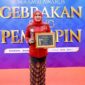 Ketua TP-PKK Aceh Marlina Usman, mendapatkan penghargaan sebagai Srikandi Pemulihan Aceh, pada malam penganugerahan Serambi Awards 2026, yang berlangsung di Auditorium Academic Center Dayan Dawood, Sabtu (29/8/2026) malam. Foto: Dok. Biro Adpim Setda Aceh 