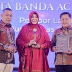 Wali Kota Banda Aceh Illiza Sa’aduddin Djamal menerima penghargaan Serambi Awards 2026 kategori Pelopor Puskesmas Keliling pada malam penganugerahan di Gedung AAC Dayan Dawood, Darussalam, Banda Aceh, Sabtu (29/8/2026). Foto: Dok. Prokopim Kota Banda Aceh