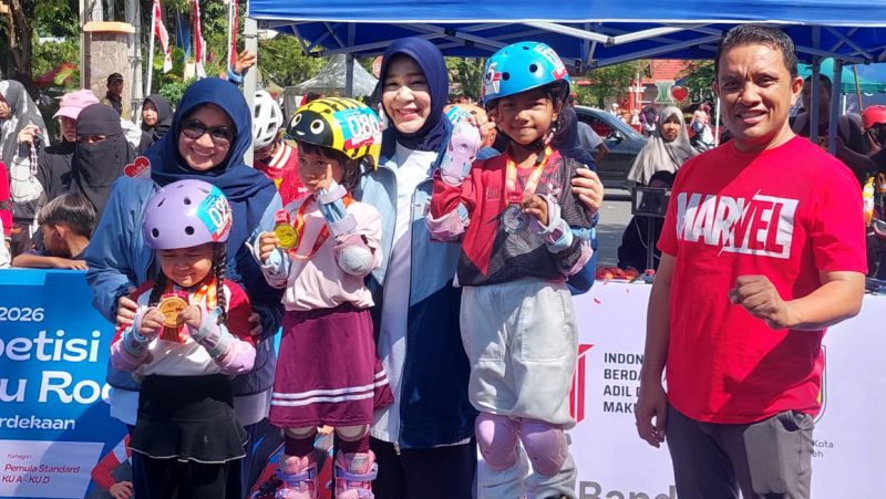 Wali Kota Banda Aceh Illiza Sa’aduddin Djamal memberikan semangat kepada peserta Kompetisi Sepatu Roda Wali Kota Cup yang diikuti 140 anak usia 4 hingga 14 tahun di area Car Free Day Banda Aceh, Minggu (30/8/2026). Foto: Dok. Diskominfo Kota Banda Aceh