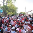 Wali Kota Banda Aceh Illiza Sa’aduddin Djamal bersama para skater muda saat menghadiri Wali Kota Cup 2026 Kompetisi Sepatu Roda di kawasan Car Free Day Banda Aceh, Minggu (30/8/2026). Foto: Dok. Prokopim Kota Banda Aceh