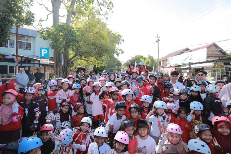 Wali Kota Banda Aceh Illiza Sa’aduddin Djamal bersama para skater muda saat menghadiri Wali Kota Cup 2026 Kompetisi Sepatu Roda di kawasan Car Free Day Banda Aceh, Minggu (30/8/2026). Foto: Dok. Prokopim Kota Banda Aceh