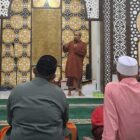 Kepala Dinas Syariat Islam Kota Banda Aceh Alimsyah bersama jamaah mengikuti Safari Dakwah (Safda) Malam Ahad di Meunasah Ateuk Jawo, Kecamatan Baiturrahman, Sabtu malam (29/8/2026). Foto: Dok. Diskominfo Kota Banda Aceh
