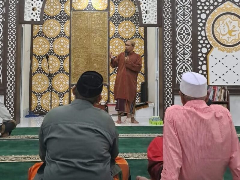Kepala Dinas Syariat Islam Kota Banda Aceh Alimsyah bersama jamaah mengikuti Safari Dakwah (Safda) Malam Ahad di Meunasah Ateuk Jawo, Kecamatan Baiturrahman, Sabtu malam (29/8/2026). Foto: Dok. Diskominfo Kota Banda Aceh
