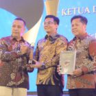 Ketua DPRK Banda Aceh, Irwansyah, ST saat dianugerahi Serambi Award 2026 atas perannya selama ini menjadi wakil rakyat yang sangat responsif terhadap persoalan warga kota. Penghargaan itu diserahkan oleh Pemimpin Redaksi Serambi Indonesia, Zainal Arifin M Nur dan Pemimpin Perusahaan Serambi Indonesia, Firdaus Darwis pada malam penganugerahan yang berlangsung di Gedung AAC Dayan Dawood, Darussalam, Banda Aceh, Sabtu (29/8/2026) malam. Foto: Dok. DPRK Banda Aceh