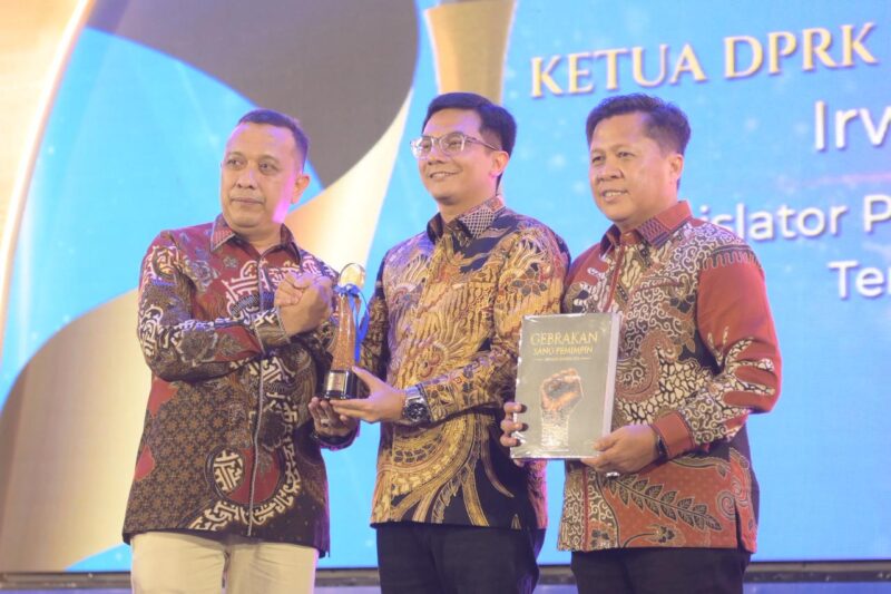 Ketua DPRK Banda Aceh, Irwansyah, ST saat dianugerahi Serambi Award 2026 atas perannya selama ini menjadi wakil rakyat yang sangat responsif terhadap persoalan warga kota. Penghargaan itu diserahkan oleh Pemimpin Redaksi Serambi Indonesia, Zainal Arifin M Nur dan Pemimpin Perusahaan Serambi Indonesia, Firdaus Darwis pada malam penganugerahan yang berlangsung di Gedung AAC Dayan Dawood, Darussalam, Banda Aceh, Sabtu (29/8/2026) malam. Foto: Dok. DPRK Banda Aceh