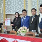 Wali Kota Banda Aceh Illiza Sa’aduddin Djamal menerima laporan Badan Anggaran DPRK Banda Aceh dalam rapat paripurna pembahasan R-KUA PPAS Perubahan APBK Perubahan Tahun Anggaran 2026, Senin (31/8/2026). Foto: Dok. DPRK Banda Aceh