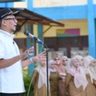 Wakil Ketua DPRK Banda Aceh, Dr. Musriadi Aswad, M.Pd, saat menjadi Pembina Upacara dan memberikan motivasi kepada para pelajar untuk memanfaatkan masa muda dengan belajar, berprestasi dan membangun karakter, Senin (31/8/2026). Foto: Dok. DPRK Banda Aceh