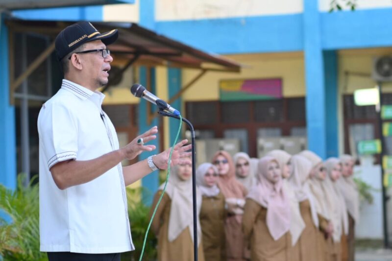 Wakil Ketua DPRK Banda Aceh, Dr. Musriadi Aswad, M.Pd, saat menjadi Pembina Upacara dan memberikan motivasi kepada para pelajar untuk memanfaatkan masa muda dengan belajar, berprestasi dan membangun karakter, Senin (31/8/2026). Foto: Dok. DPRK Banda Aceh