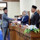 Wakil Bupati Aceh Barat Said Fadheil, SH menerima dokumen Rancangan Perubahan APBD Aceh Barat Tahun 2026 dalam Rapat Paripurna IV Masa Sidang II DPRK Aceh Barat, Jumat (28/8/2026). Foto: Dok. Pemkab Aceh Barat 
