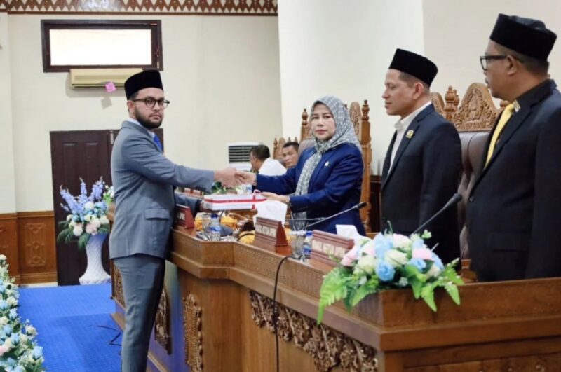 Wakil Bupati Aceh Barat Said Fadheil, SH menerima dokumen Rancangan Perubahan APBD Aceh Barat Tahun 2026 dalam Rapat Paripurna IV Masa Sidang II DPRK Aceh Barat, Jumat (28/8/2026). Foto: Dok. Pemkab Aceh Barat 