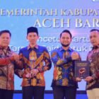 Bupati Aceh Barat Tarmizi, SP, MM bersama Wakil Bupati Said Fadheil, SH menerima penghargaan Serambi Awards 2026 kategori Pencetus Kartu Sehat Tarmizi-Said untuk Rakyat di Gedung AAC Dayan Dawood, Banda Aceh, Sabtu (29/8/2026) malam. Foto: Dok. Pemkab Aceh Barat