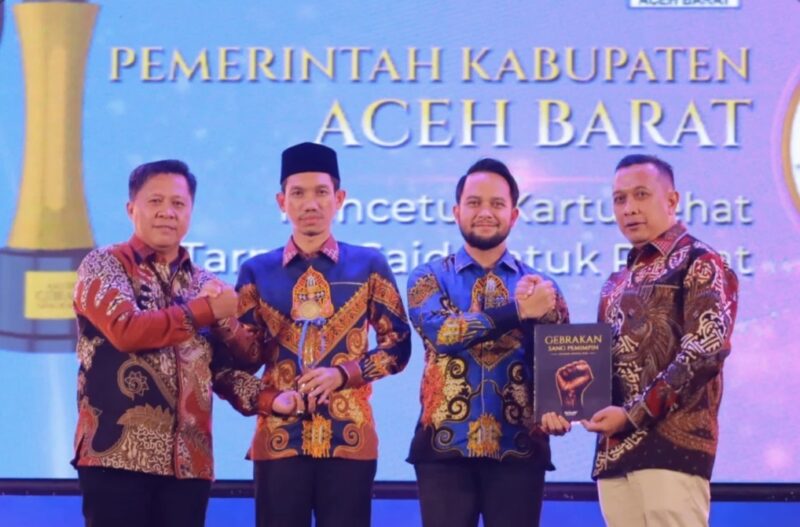 Bupati Aceh Barat Tarmizi, SP, MM bersama Wakil Bupati Said Fadheil, SH menerima penghargaan Serambi Awards 2026 kategori Pencetus Kartu Sehat Tarmizi-Said untuk Rakyat di Gedung AAC Dayan Dawood, Banda Aceh, Sabtu (29/8/2026) malam. Foto: Dok. Pemkab Aceh Barat