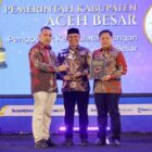 Bupati Aceh Besar H. Muharram Idris (Syech Muharram) menerima penghargaan Serambi Awards 2026 atas komitmen mendorong kedaulatan pangan di Kabupaten Aceh Besar, Sabtu (29/8/2026). Foto: Dok. MC Aceh Besar