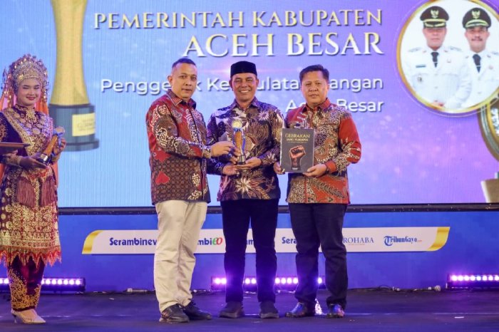 Bupati Aceh Besar H. Muharram Idris (Syech Muharram) menerima penghargaan Serambi Awards 2026 atas komitmen mendorong kedaulatan pangan di Kabupaten Aceh Besar, Sabtu (29/8/2026). Foto: Dok. MC Aceh Besar