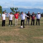 Camat Kembang Tanjong, Fahmi melakukan tendangan pertama pada laga pembukaan Turnamen HUT Sepak Bola Sahabat Bola Aceh, di lapangan Putra Buana Lancang, Jumat (14/8/2026) (Foto. Amir Sagita.NOA.co.id)