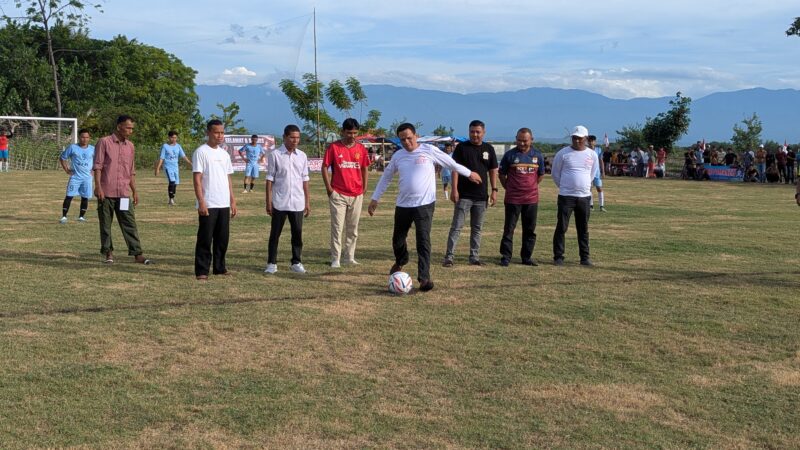 Camat Kembang Tanjong, Fahmi melakukan tendangan pertama pada laga pembukaan Turnamen HUT Sepak Bola Sahabat Bola Aceh, di lapangan Putra Buana Lancang, Jumat (14/8/2026) (Foto. Amir Sagita.NOA.co.id)