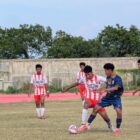 Pemain Persilatama Aceh Tengah berebut bola dengan pemain Sultan Aceh pada pertandingan Piala Soeratin U-15 di Stadion Blang Paseh Kota Sigli Kabupaten Pidie, Sabtu (22/8/2026) (Foto.Amir Sagita.NOA.co.id).