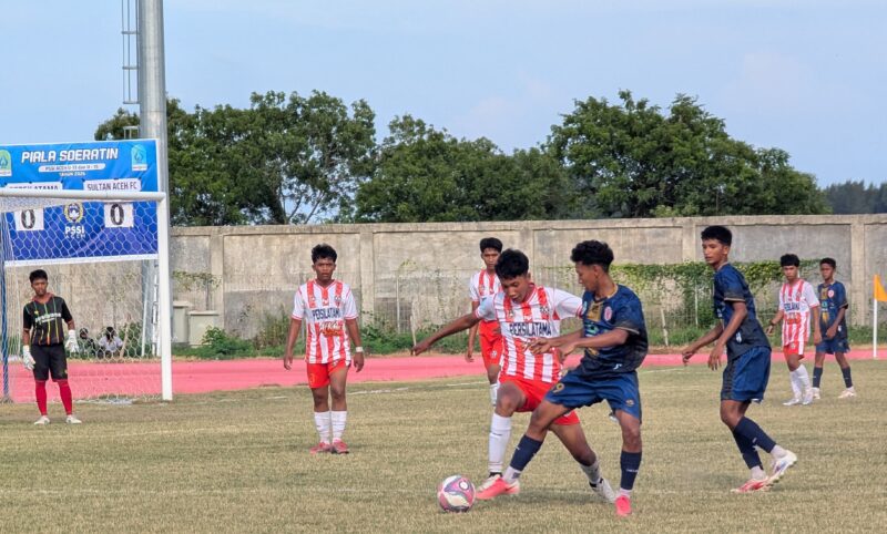 Pemain Persilatama Aceh Tengah berebut bola dengan pemain Sultan Aceh pada pertandingan Piala Soeratin U-15 di Stadion Blang Paseh Kota Sigli Kabupaten Pidie, Sabtu (22/8/2026) (Foto.Amir Sagita.NOA.co.id).