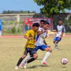 Pemain PSAP Sigli berebut bola dengan pemain Persidi IDI Aceh Timur pada pertandingan Piala Soeratin U-15 Regional Aceh di Stadion Blang Paseh Kota Sigli Kabupaten Pidie, Minggu (23/8/2026) (Foto.Amir Sagita.NOA.co.id)