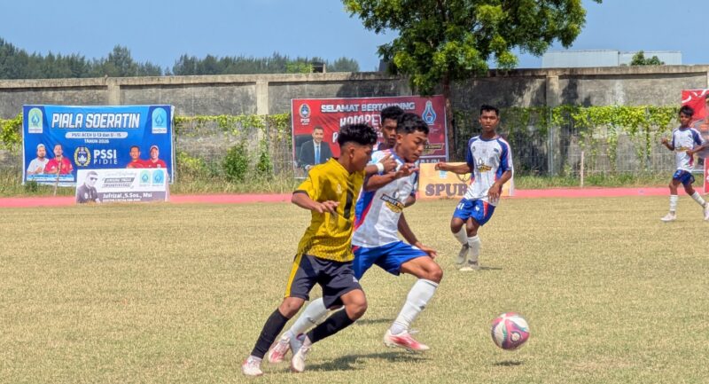 Pemain PSAP Sigli berebut bola dengan pemain Persidi IDI Aceh Timur pada pertandingan Piala Soeratin U-15 Regional Aceh di Stadion Blang Paseh Kota Sigli Kabupaten Pidie, Minggu (23/8/2026) (Foto.Amir Sagita.NOA.co.id)