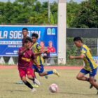 Pemain Elang Biru Langsa memakai kustum warna kuning menggiring bola dan dihadang pemain SSB Rawa Aceh Singkil memakainkustum warna merah pada pertandingan Piala Soeratin U-15 Regional Aceh di Stadion Blang Paseh Kota Sigli Kabupaten Pidie, Senin (24/8/2026) (Foto.Amir Sagita).