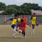 Pemaian MAN I Pidie memakai kustum warna merah saat menggiring bola dan dihadang pemain Talenta FA Banda Aceh memakai kustum warna kuning pada laga Piala Soeratin U-15 Regional Aceh di Stadion Blang Paseh Kota Sigli, Selasa (25/8/2026) (Foto.Amir Sagita.NOA.co.id).